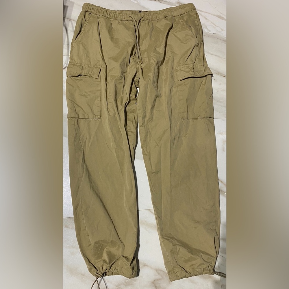 Forever 21 Mens cargo pants two pockets on each side of pant.